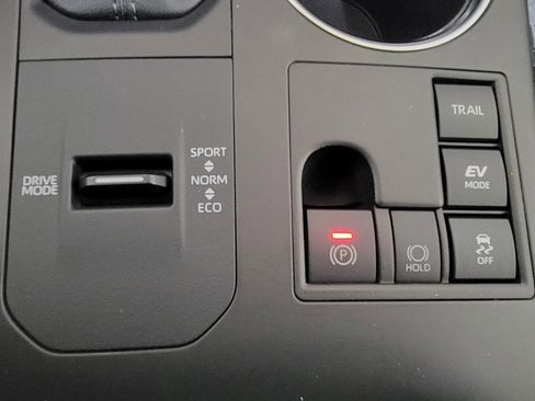 Certified 2025 Toyota Highlander XLE image 26