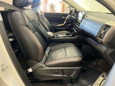 Used 2023 Nissan Pathfinder Platinum image 26