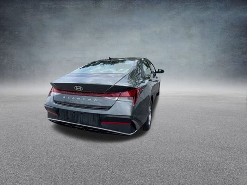 Used 2025 Hyundai Elantra SE image 21