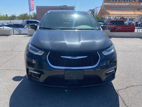 Used 2023 Chrysler Pacifica Touring-L FWD image 2
