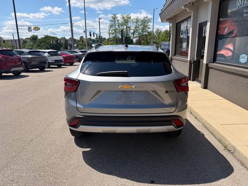 Used 2025 Chevrolet Trax LT w/ Driver Confidence Package FWD image 4