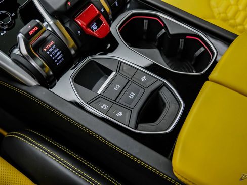 Used 2021 Lamborghini Urus AWD/4WD image 65