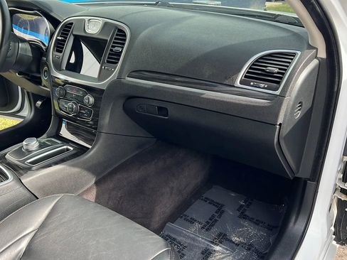 Used 2017 Chrysler 300 Limited w/ Value Package image 18