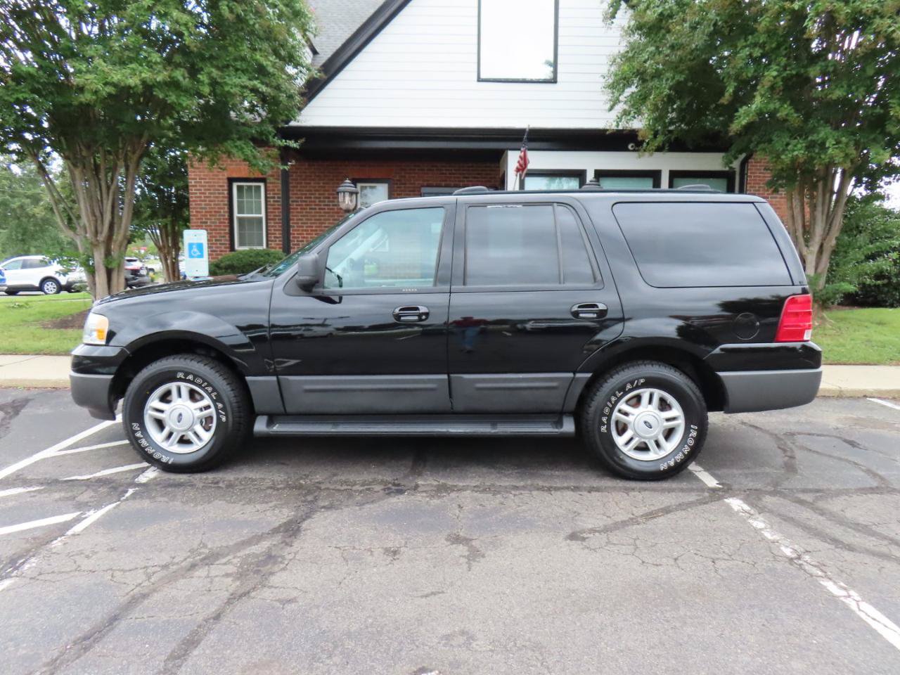 Used 2004 Ford Expedition XLT AWD/4WD image 3