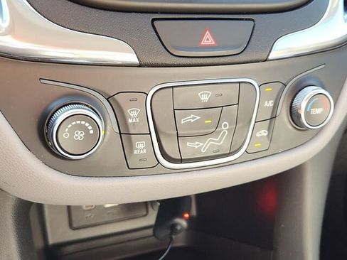 Used 2019 Chevrolet Equinox LS w/ LS Convenience Package image 18