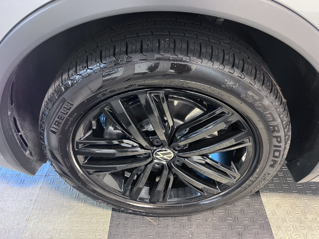 Certified 2022 Volkswagen Tiguan SE R-Line FWD image 9