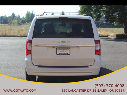 Used 2016 Chrysler Town & Country Touring w/ Driver Convenience Group FWD image 5