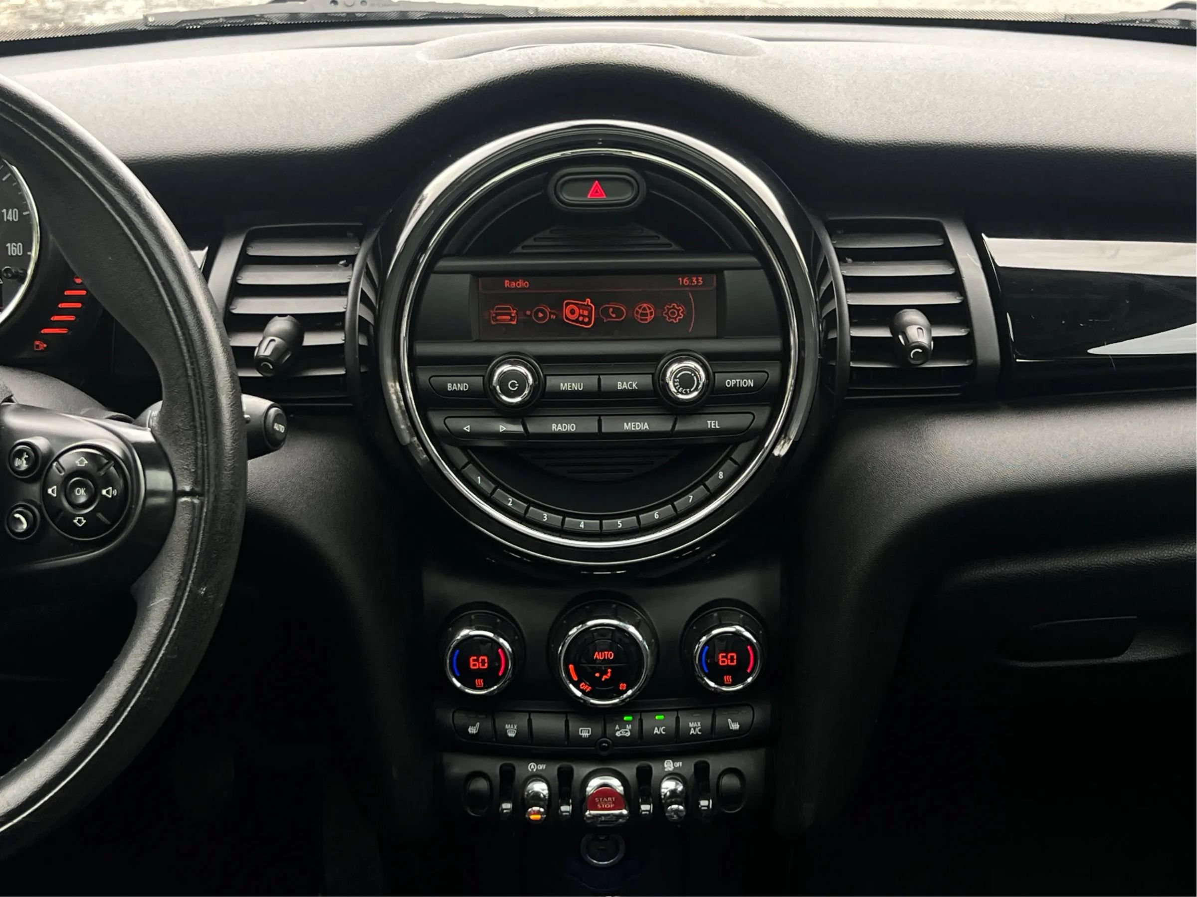 Used 2015 MINI Cooper 4-Door Hardtop FWD image 25