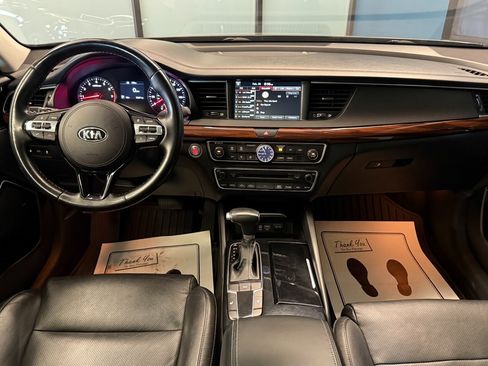 Used 2018 Kia Cadenza Premium w/ Luxury Package image 9
