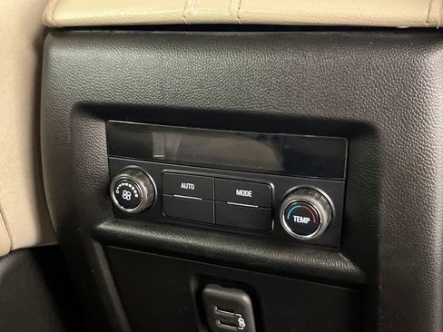 Used 2022 Chevrolet Traverse LT image 30