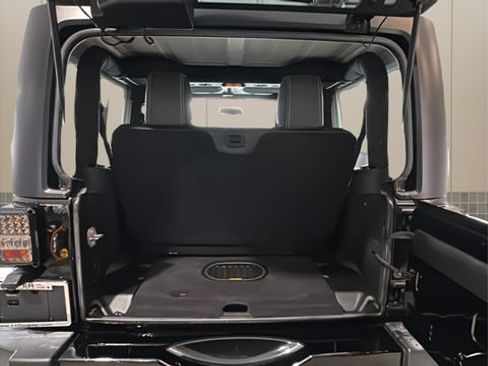 Used 2016 Jeep Wrangler Sahara w/ Connectivity Group AWD/4WD image 5