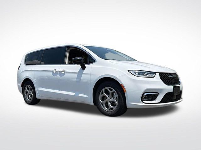 Used 2023 Chrysler Pacifica Touring-L FWD image 2