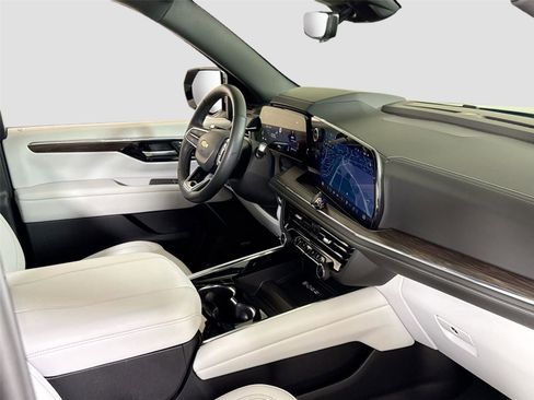 Used 2025 Chevrolet Suburban Premier image 38