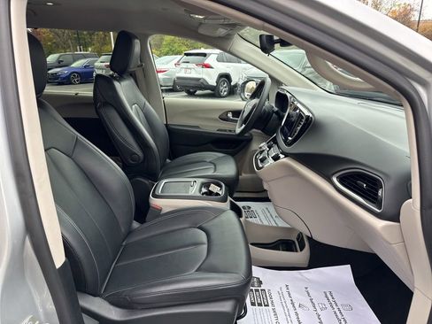 Used 2024 Chrysler Pacifica Touring-L image 25