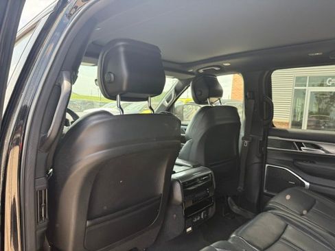 Used 2023 Jeep Wagoneer L Series II AWD/4WD image 15