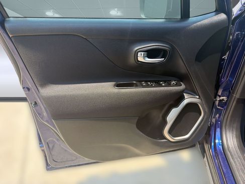 Used 2021 Jeep Renegade Latitude FWD image 20