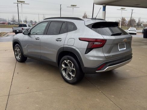 Used 2025 Chevrolet Trax LT w/ LT Convenience Package image 5