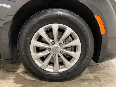 Used 2018 Chrysler Pacifica Touring-L Plus image 31