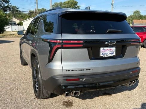 Used 2024 Chevrolet Traverse LT w/ Midnight/Sport Edition AWD/4WD image 3