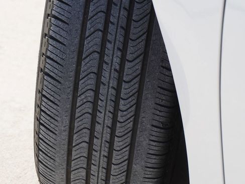 Used 2021 Toyota Sienna LE image 3