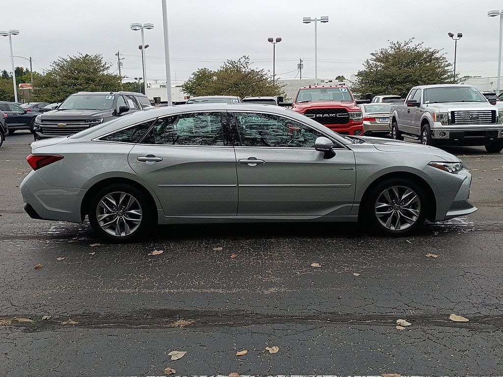 Used 2021 Toyota Avalon XLE w/ Moonroof Package FWD image 2