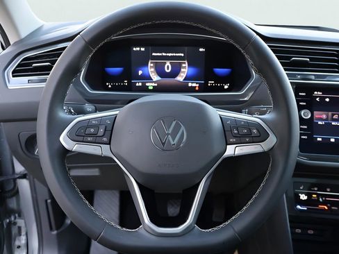 Used 2022 Volkswagen Tiguan SE w/ Panoramic Sunroof Package image 32