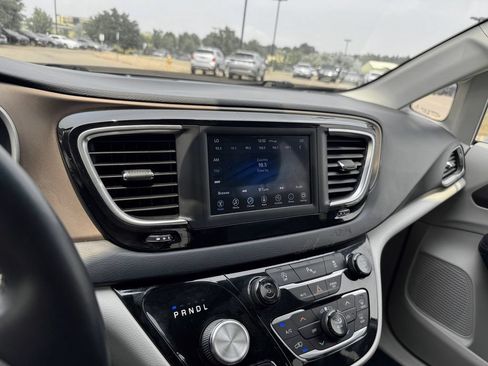 Used 2018 Chrysler Pacifica Touring-L FWD image 20