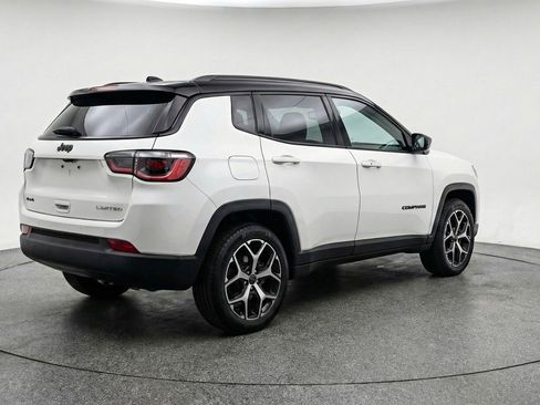 Used 2025 Jeep Compass Limited image 9