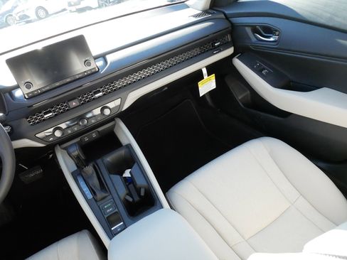 Certified 2025 Honda Accord SE image 11