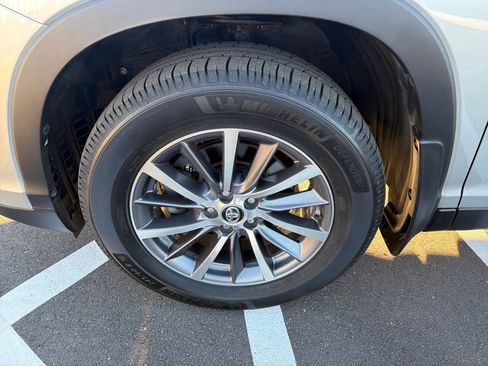 Used 2019 Toyota Highlander XLE image 30