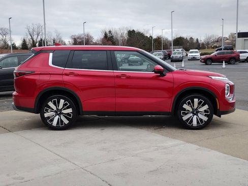 New 2025 Mitsubishi Outlander SE image 14