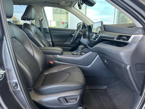 Used 2023 Toyota Highlander XLE AWD/4WD image 13