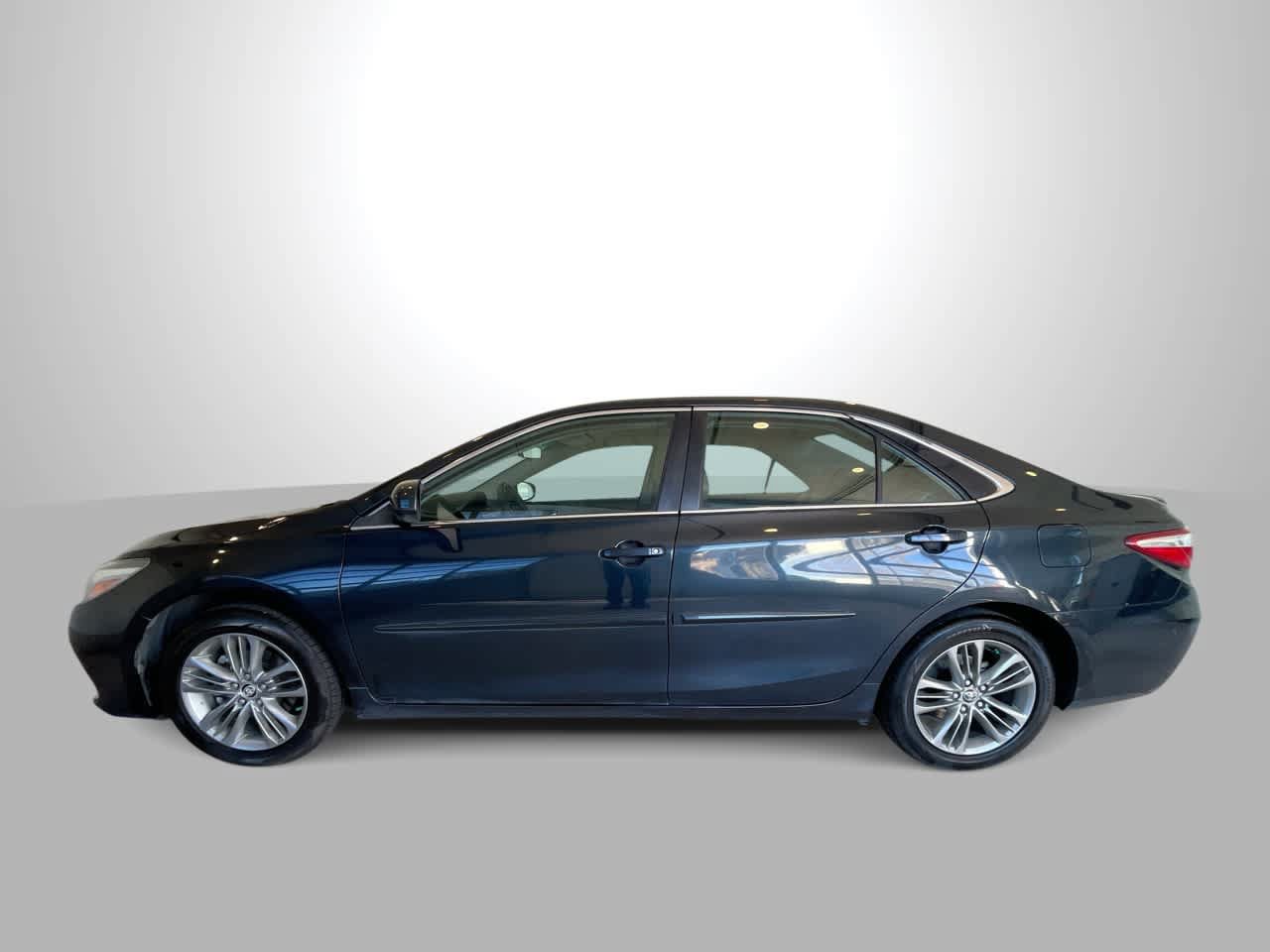 Used 2015 Toyota Camry SE FWD image 5