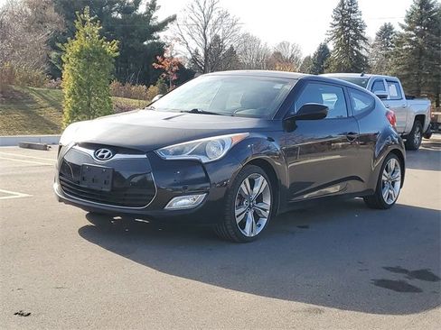 Used 2013 Hyundai Veloster w/ Tech Pkg image 2