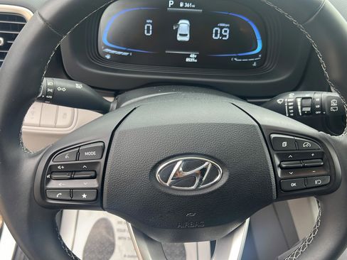 Certified 2025 Hyundai Venue SEL image 12