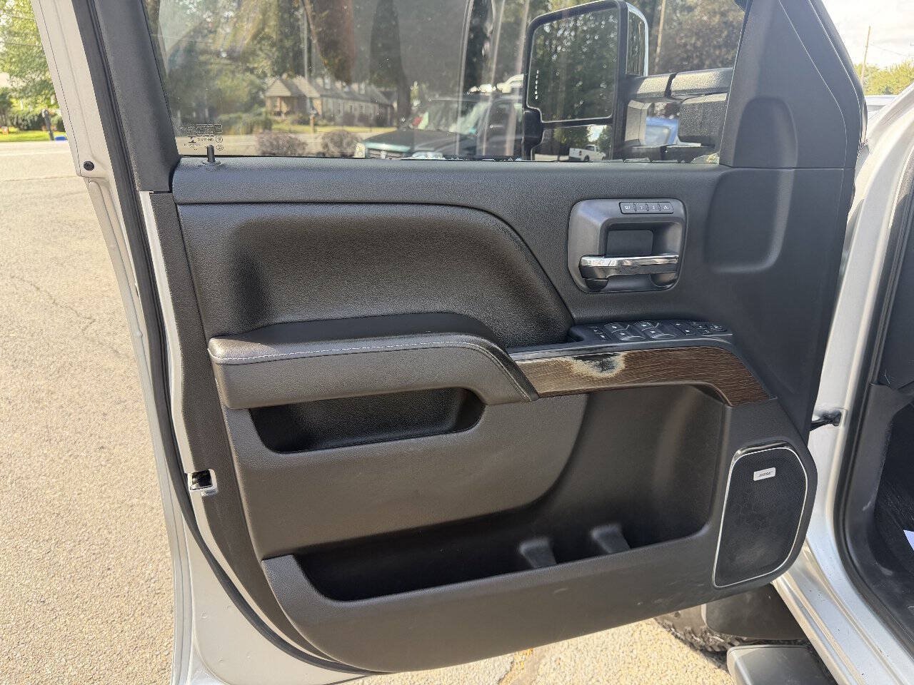 Used 2018 GMC Sierra 2500 Denali w/ Duramax Plus Package AWD/4WD image 9