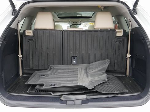 Used 2024 Toyota Highlander Platinum image 11