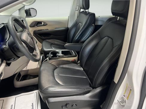 Used 2024 Chrysler Pacifica Touring-L FWD image 16