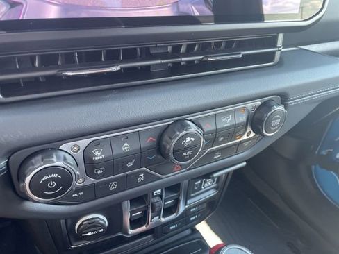 Used 2025 Jeep Gladiator Sport AWD/4WD image 19