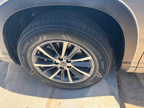 Used 2018 Toyota Highlander XLE w/ Carpet Mat Package (TMS) FWD image 8