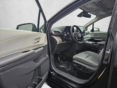 Used 2023 Toyota Sienna XLE image 18