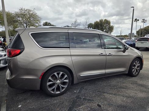Used 2017 Chrysler Pacifica Limited w/ UConnect Theater Package image 5