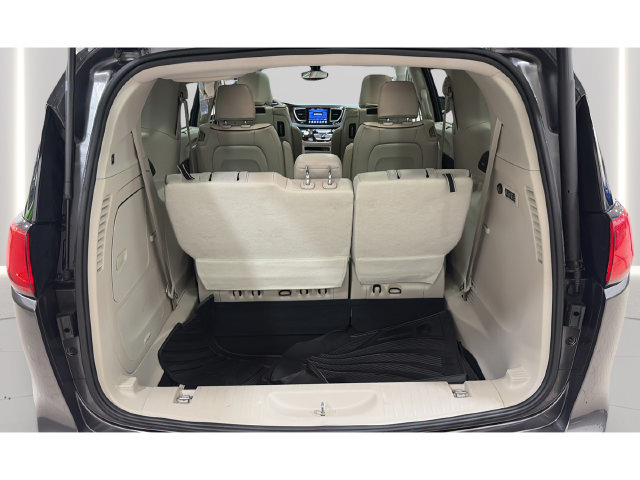 Used 2017 Chrysler Pacifica Limited w/ UConnect Theater Package FWD image 22
