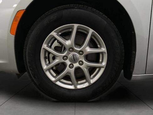 Used 2024 Chrysler Pacifica Touring-L image 13