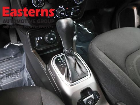 Used 2022 Jeep Renegade Latitude w/ Convenience Group AWD/4WD image 13
