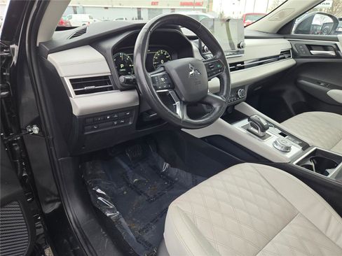 Used 2024 Mitsubishi Outlander 4WD Plug-In Hybrid image 22