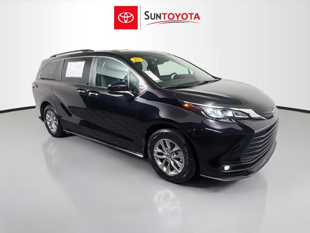 Used 2025 Toyota Sienna XLE FWD image 1