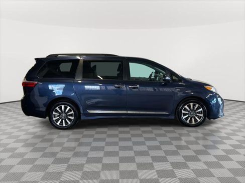 Used 2018 Toyota Sienna XLE image 4