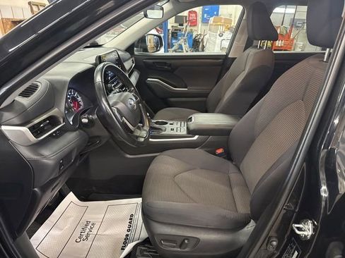 Used 2022 Toyota Highlander LE AWD/4WD image 11