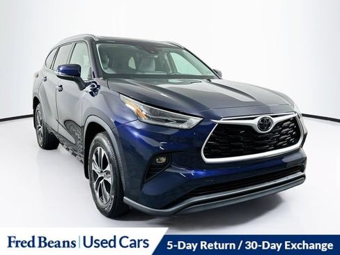 Used 2021 Toyota Highlander XLE AWD/4WD image 1